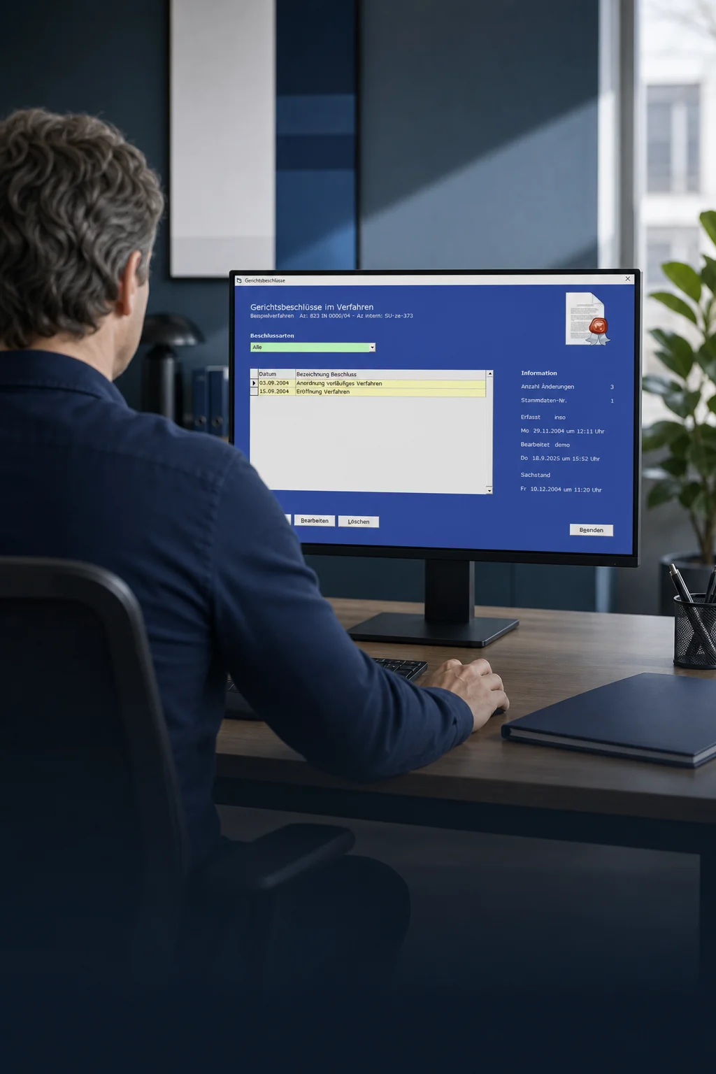 Moderner Arbeitsplatz mit der InsoDaten-Übersicht für Gerichtsbeschlüsse